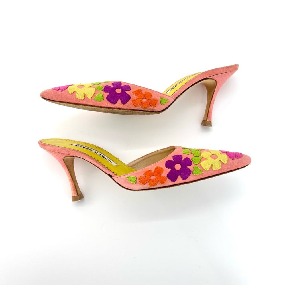 Manolo Blahnik Pastel Hearts and Floral Cutout Pointed Toe Mules Pumps 35.5 - Picture 4 of 8